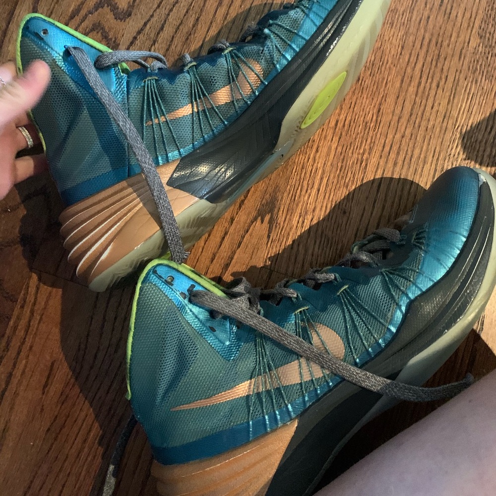 Nike Basketball Shoes 10.5 - Picture 2 of 4